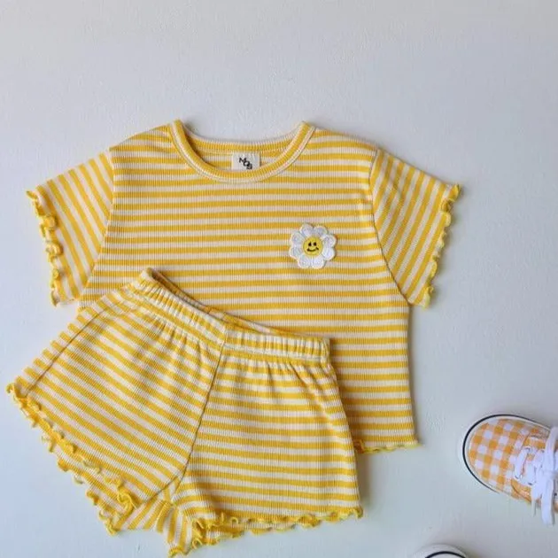 daisy stripe set in yellow