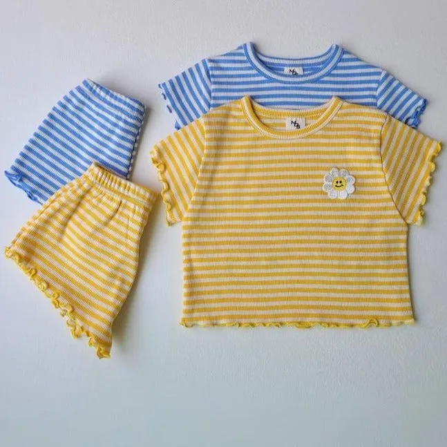 daisy stripe set in yellow