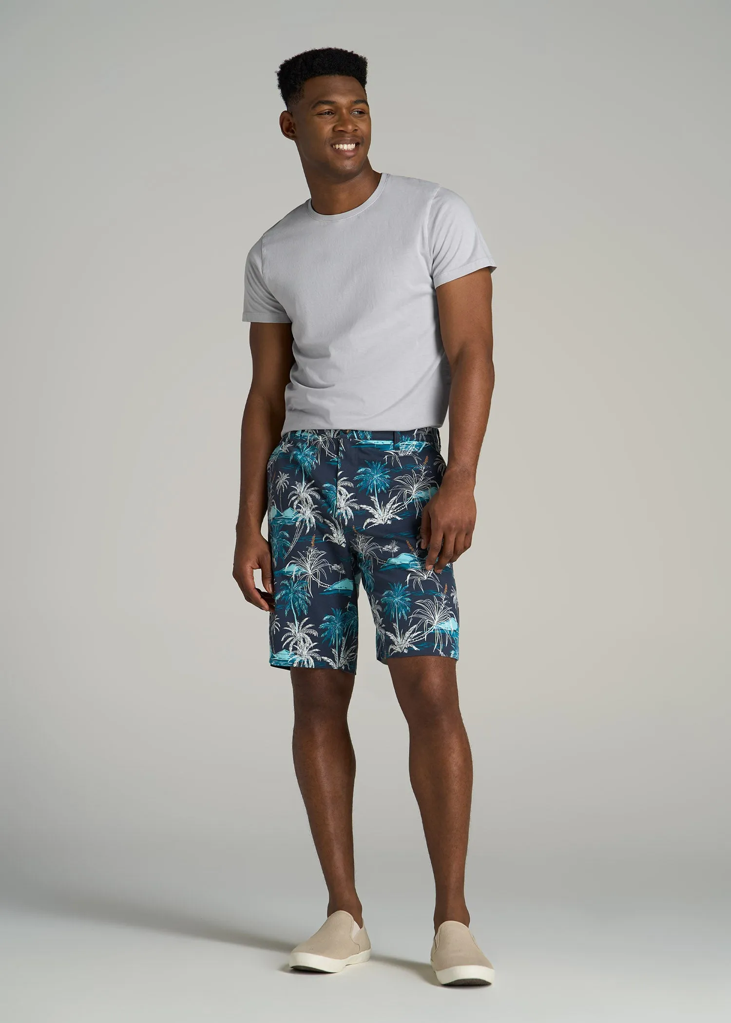 Printed Stretch Cotton Shorts for Tall Men in Blue and White Palms